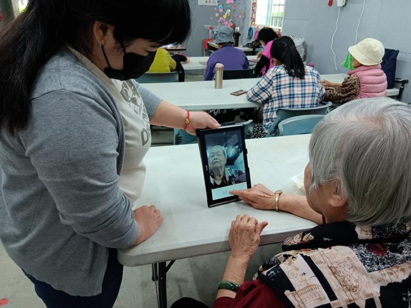 每位長者都很認真學習