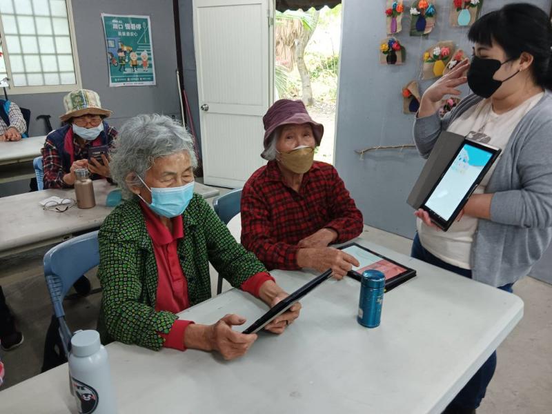 數位對於長者來說不容易,但是都很努力的跟上