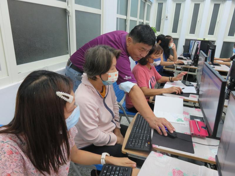 學員發問，講師個別指導