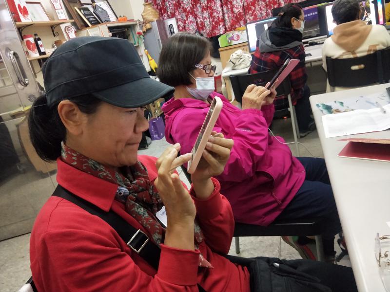 學員使用手機，作後製、修圖練習練習