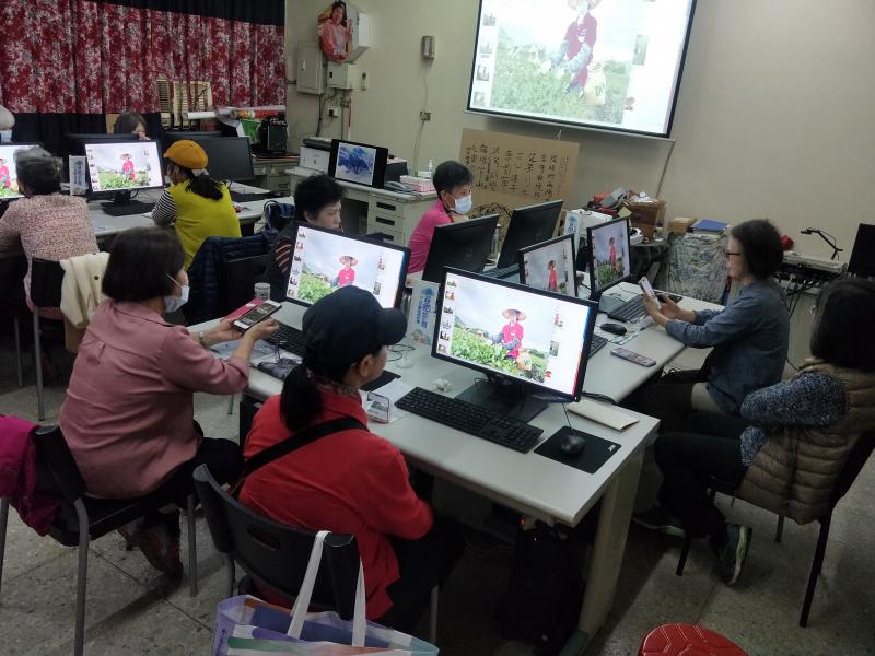 上課全景，講師講解構圖/取景 手機基本操作、設定、功能