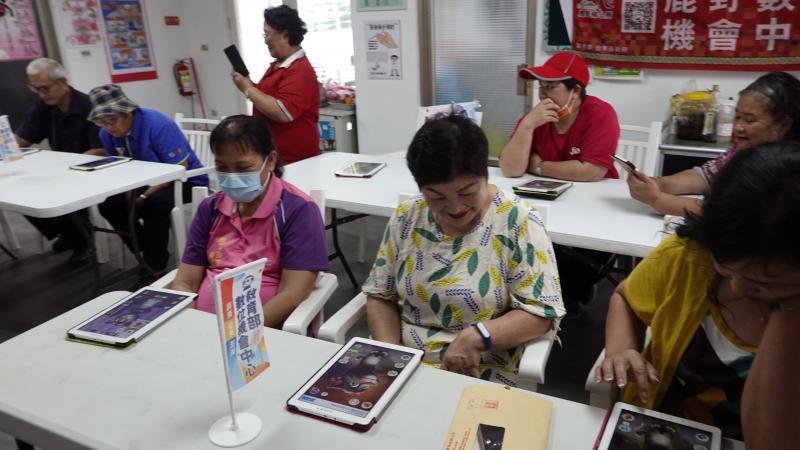 跟智能湯姆貓的對話與歌唱