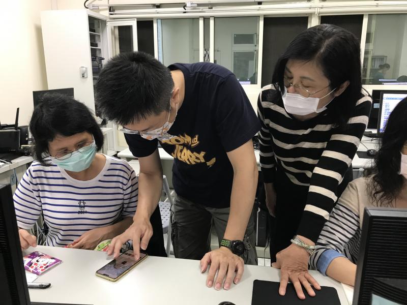 老師指導學員學習