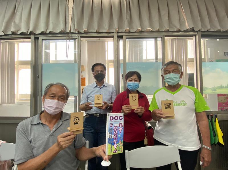 課程結束後，學員們開心地拿著自己的作品擺拍，一個個人化的手機支架GET!回到家後是要來放平板還是手機好呢？從此追劇手不酸啦！