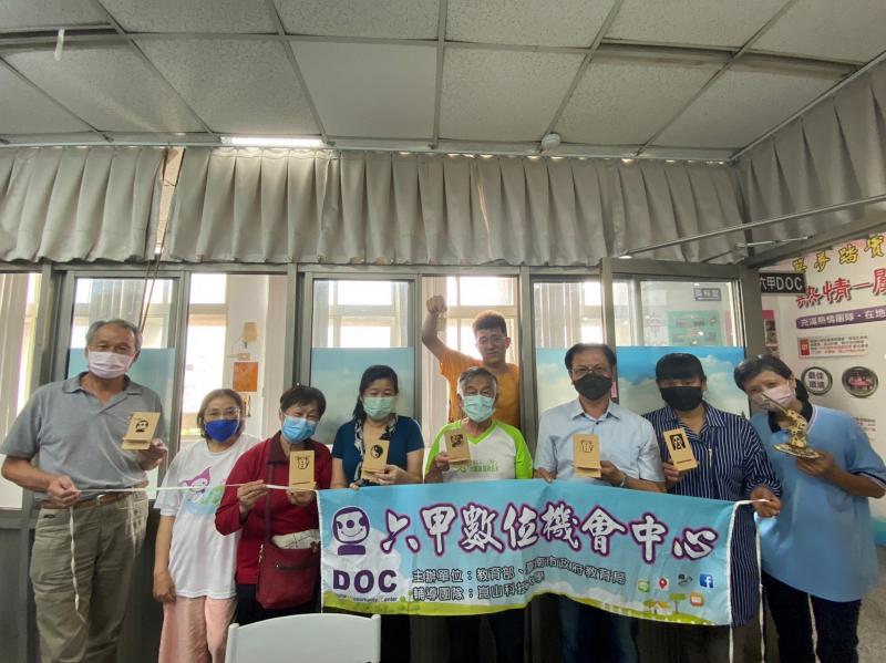 越來越多人的雷雕作品完成啦！趕緊來拍照留念！DOC的課程真是太有趣啦!不分年紀都能收穫滿滿！老師也躲在後面一起合影~