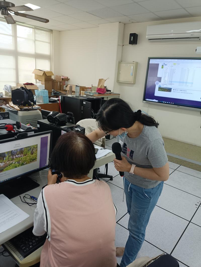 講師教導學員如何操作使用