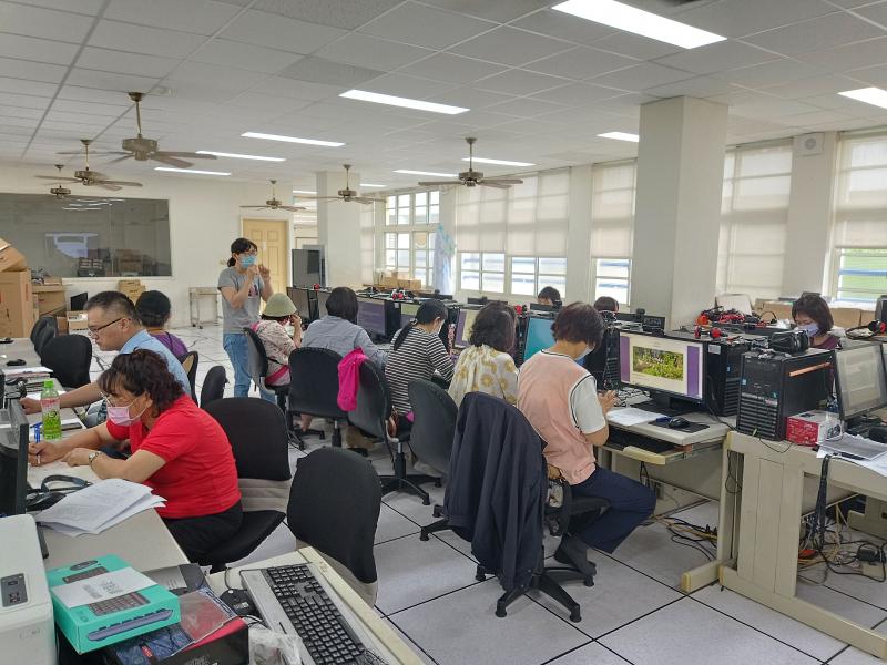 講師教導學員如何操作