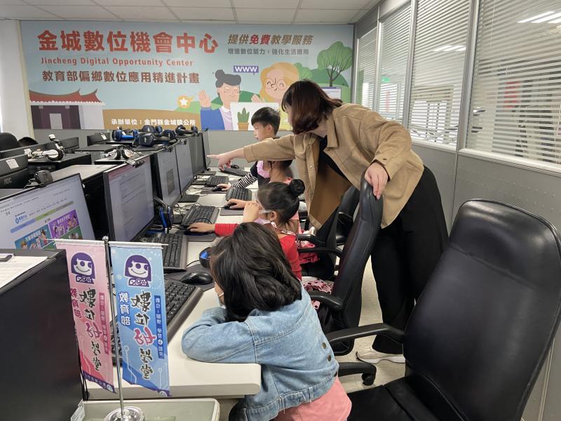 老師帶領學員操作