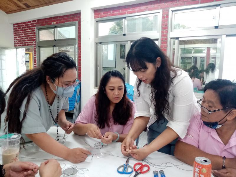 講師講解如何製作手工藝