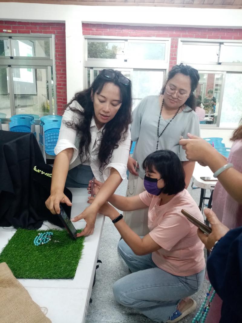 講師指導學員進行手機拍照