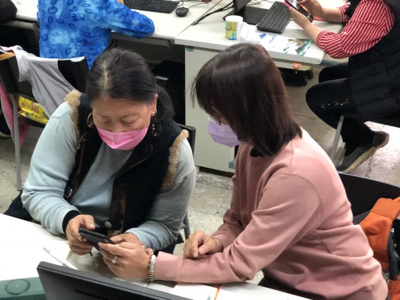 互相交流學習，學員也變成課堂的小老師，新學員也能快速跟上腳步