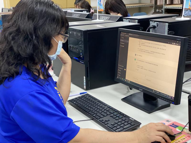 學員與聊天機器人ChatGPT互動，帶著好奇的心，等待文字內容的描述。