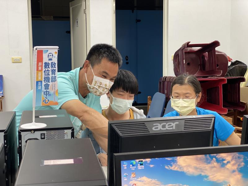 口罩下的開心笑聲，是學習過程中最值得期待的聲音與互動。