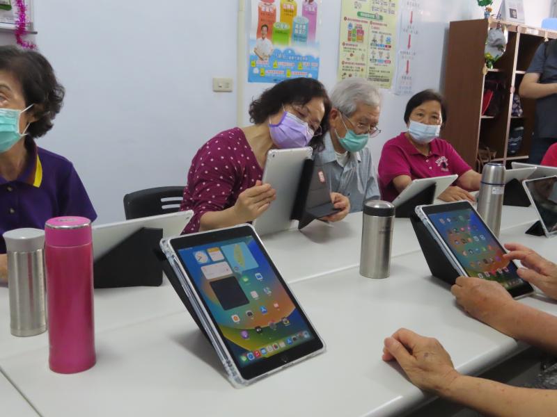 學員大姊說：原來按鍵在這裡，找了老半天終於找到，學會操控感覺自己也很厲害ㄟ