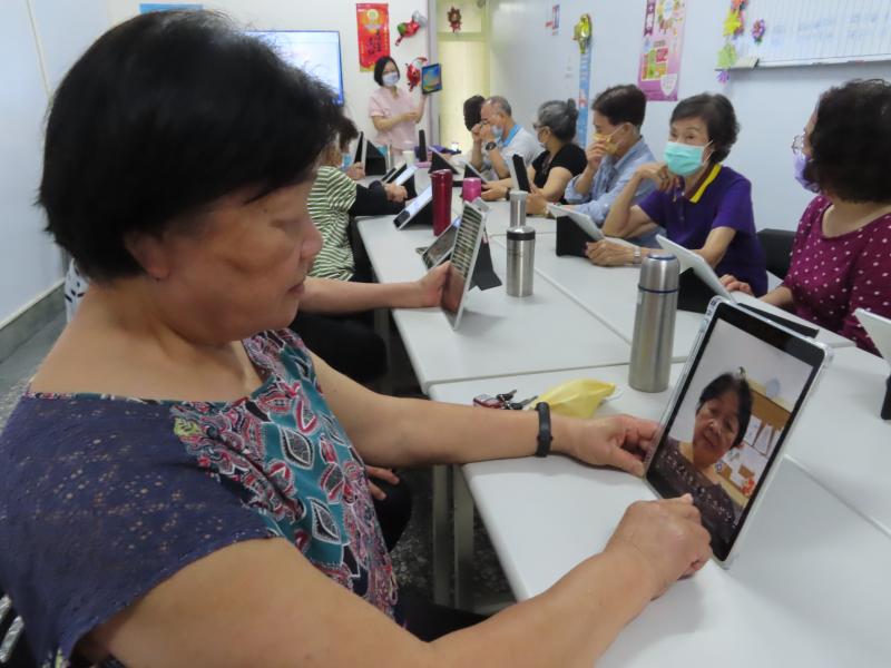 學了B612把自己拍的美美，利用修圖把自己的照片做出創意，原來照片真的會騙人講師介紹平板外觀及功能鍵，讓學員能夠正確使用更得心應手。學院都超開心，很感謝DOC開這課程讓他們學習。