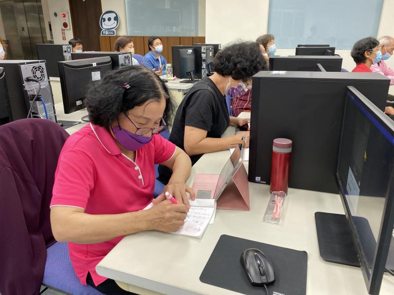 學員認真抄寫筆記