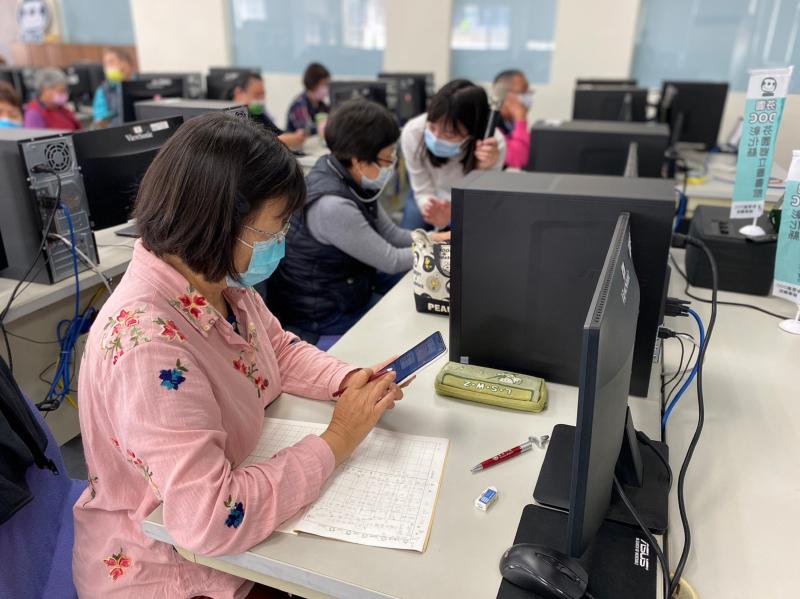 學員認真抄寫筆記