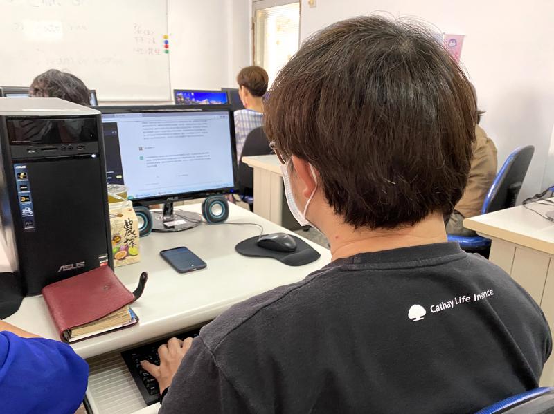 學員嘗試使用電腦登入ChatGPT