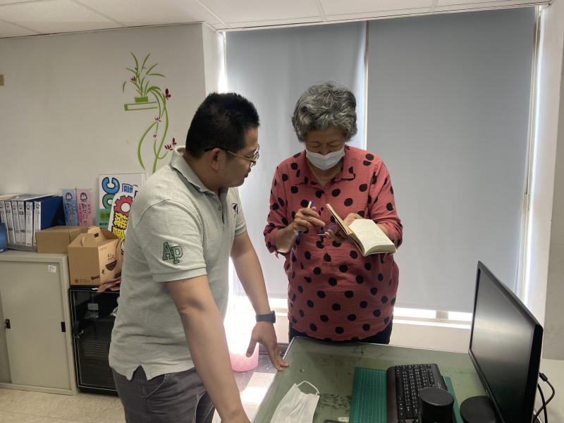 學員跟老師討論今日課程內容