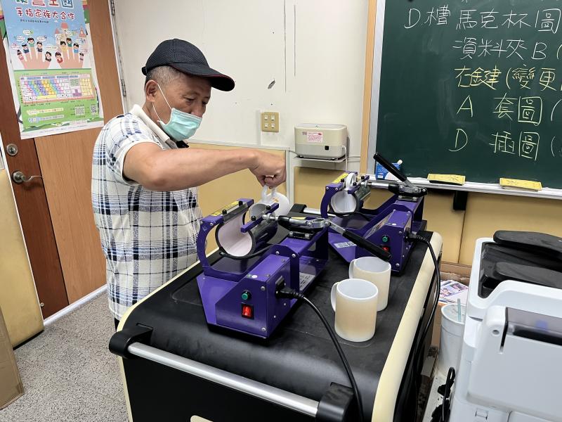 學員操作熱轉印馬克杯