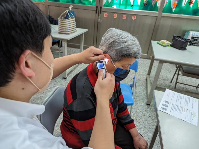助聽師幫學員做聽力篩檢測