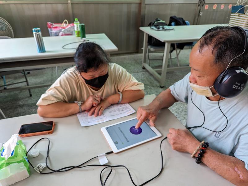 學員體驗智能助聽設備