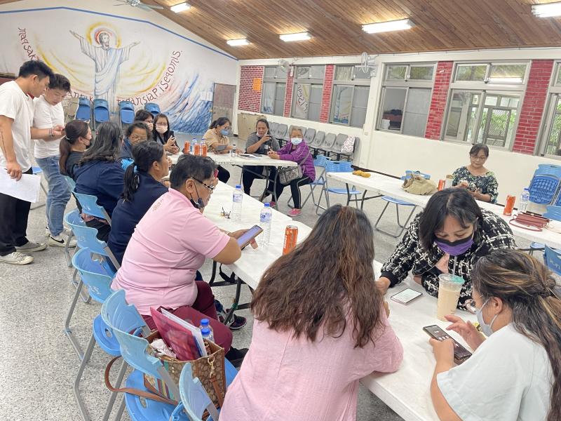 學員以手機操作google