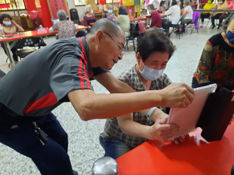 老師認真的講解，學員認真的學習，勇於嘗試新事物好開心。