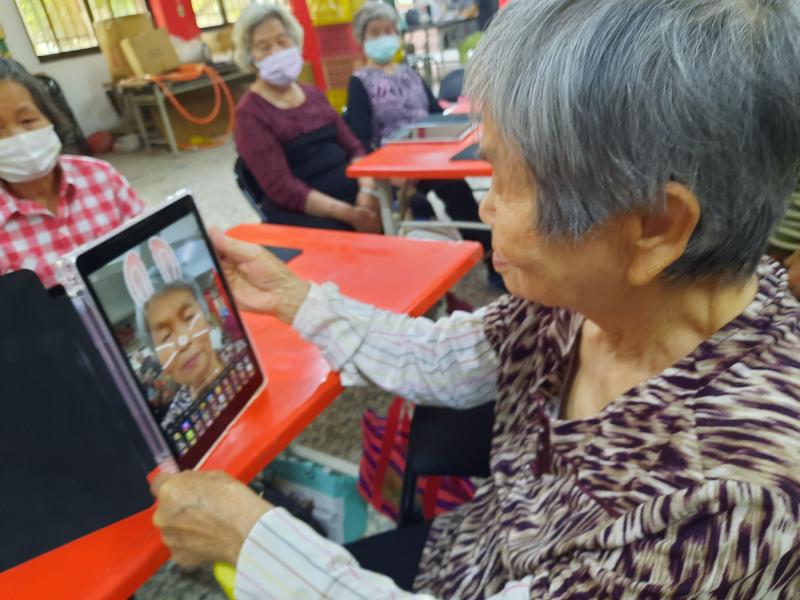 學了B612把自己拍的美美，利用修圖把自己的照片做出創意，原來照片真的會騙人講師介紹平板外觀及功能鍵，讓學員能夠正確使用更得心應手。學院都超開心，很感謝DOC開這課程讓他們學習。