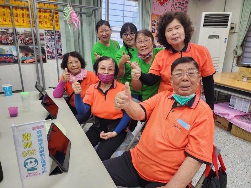 這是數位中心第二年來這邊，九塊社區關懷據點，用著全新的平版，也教著第一回在據點教製作早安圖美框，從如何連線wifi 下載美圖秀秀到自拍美拍，製作美圖，一步一步慢慢教，學員們就這樣玩到嫑嫑，開心成就感從她們臉部表情一目了然，第一次製作出美圖開