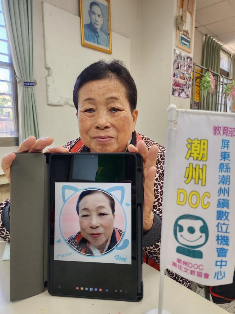 阿嬤說這我部會啦聯手機都沒有，謝謝月英老師陪我這個老人用平板電腦自拍  剛開始連開機都不會，謝謝老師慢慢地教我們  認識平板，還可以自拍，拼圖～很好玩  我們老人家能學會這個美圖秀秀合成照片影片，都很開心  今天都我都認真到不願還平版，謝謝