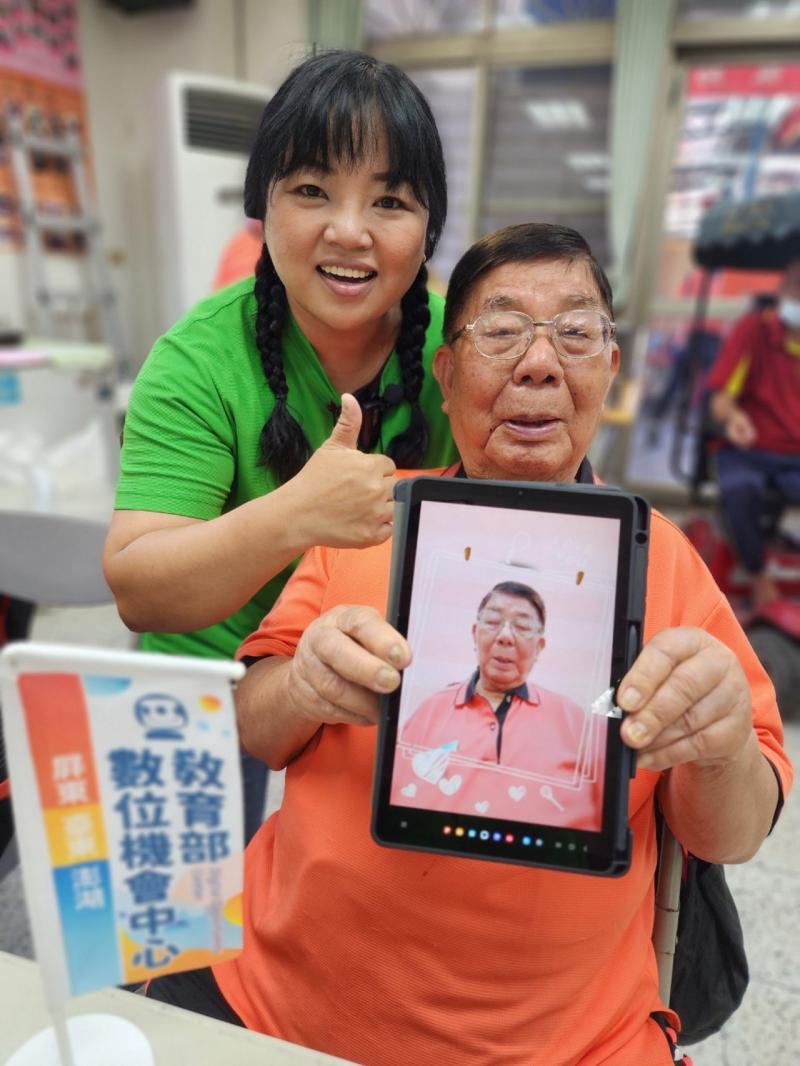 用平板電腦，益智記憶大考驗，學習網路連線-自拍-很開心超乎預期，  老師教得很好，哇鄉不到我也會用美圖秀秀，自拍照片合成上喜歡的製作最棒的早安圖美框  對老師教大家的都是簡單科技遊戲，平板電腦產品，對我們長輩都是陌生，  所以很開心我們重新