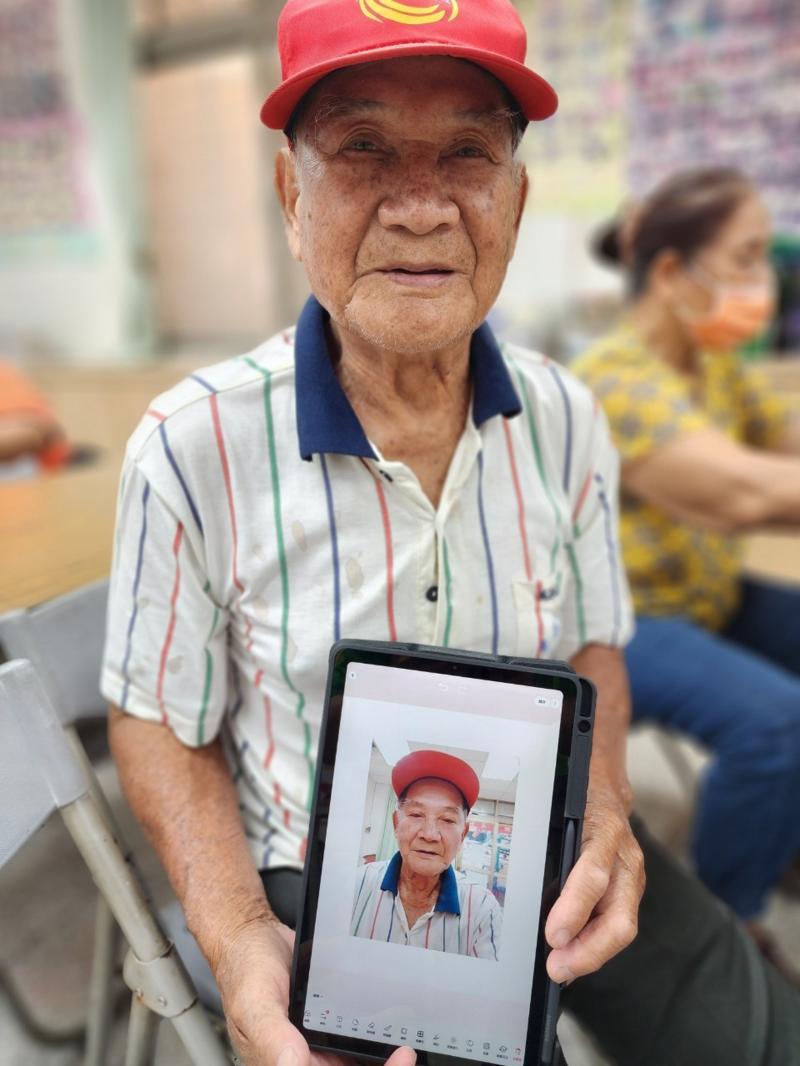 阿公說第一次用平板電腦，動動手動動腦~真趣味， 很開心能像孩子一樣玩平板益智拼圖遊戲 最後還完成了數位禪繞畫-兩個大草莓 回到家也可以在家和孫子一起玩，也訓練手指滑動， 很期待下一次的課程