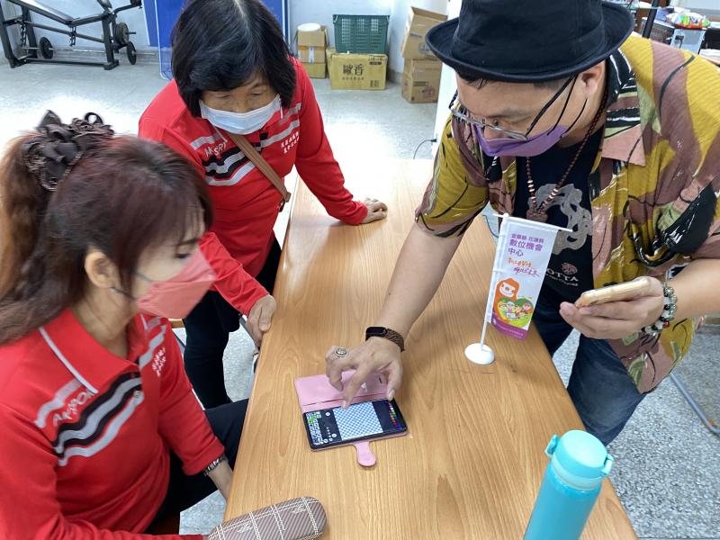 講師認真回答學員Pixel APP操作方式