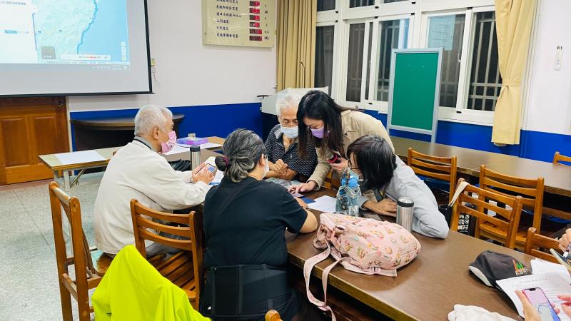 學員互相討論如何設計行程