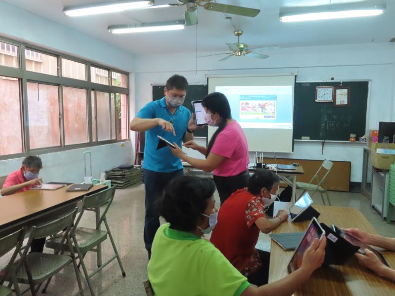 講師介紹平板外觀及功能鍵，讓學員能夠正確使用更得心應手。