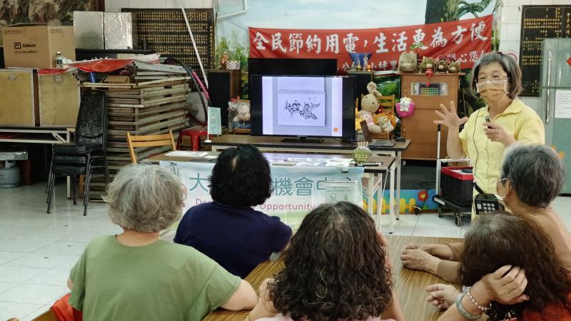 講師分享自己創作的纏繞畫作品