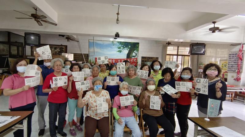 完成纏繞畫練習拍張照紀錄我們的第一次纏繞畫作品