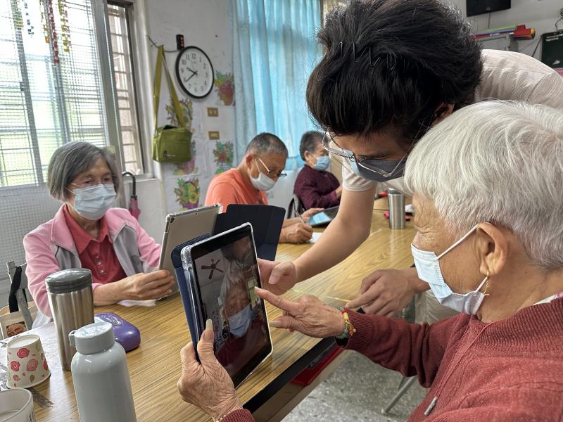 學員用平板互相拍照