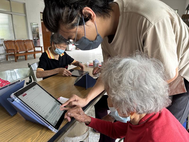 老師教導學員做線上滿意度及學習成效