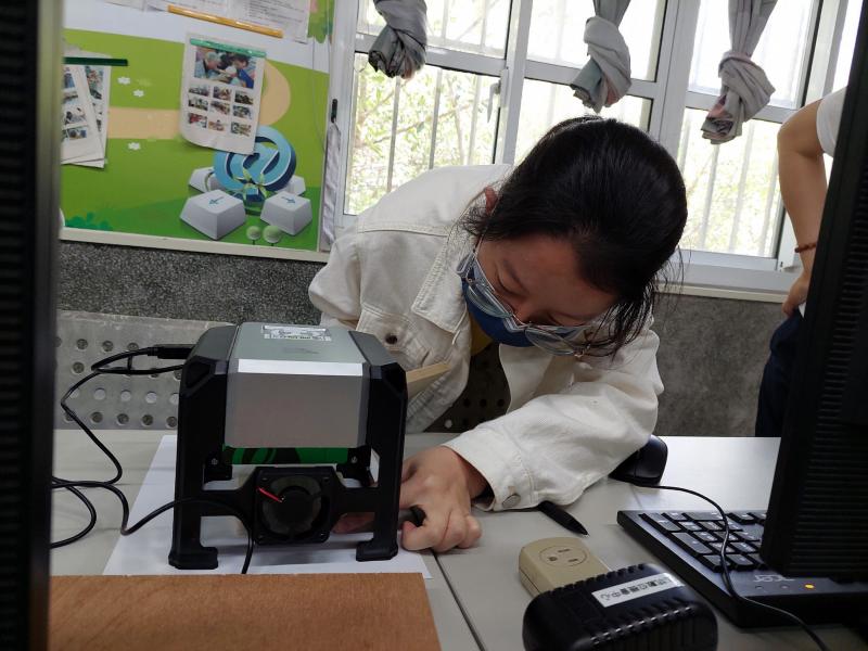 啟動雷雕機準備雷雕圖案