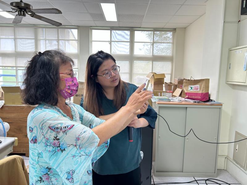 講師教導學員如何操作使用