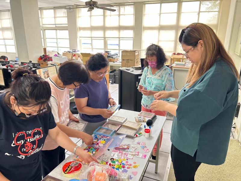 學員挑選素材，製作美麗的相框