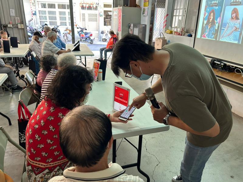 講師教導學員如何操作使用