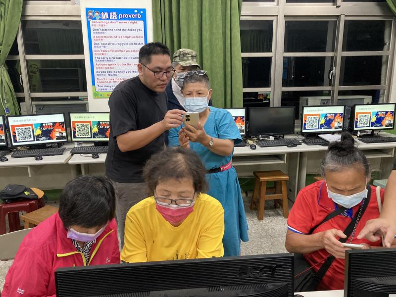 學員學習用手機下載CANVA軟體