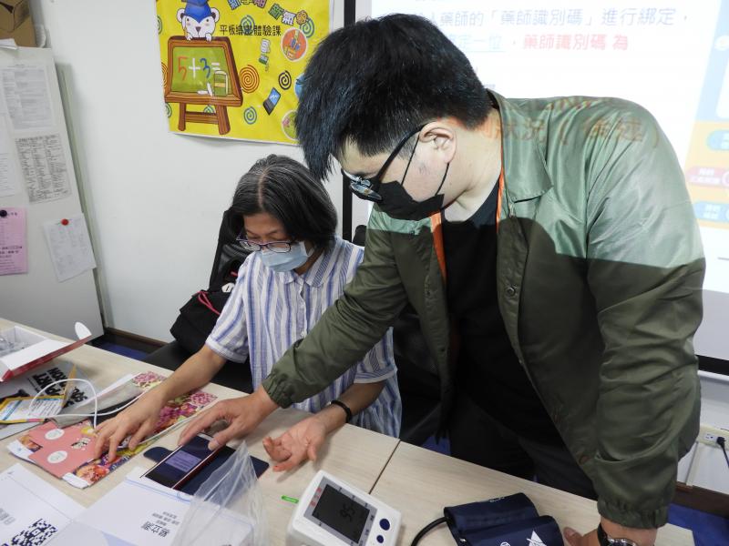 講師跟廠商實際讓學員自己使用