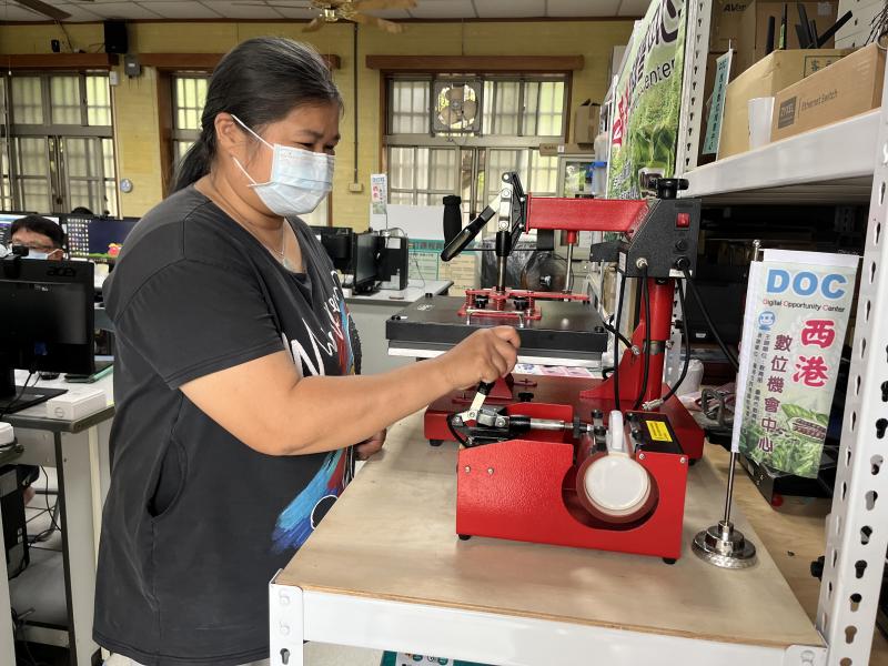 學習如何操作馬克杯熱轉印機器