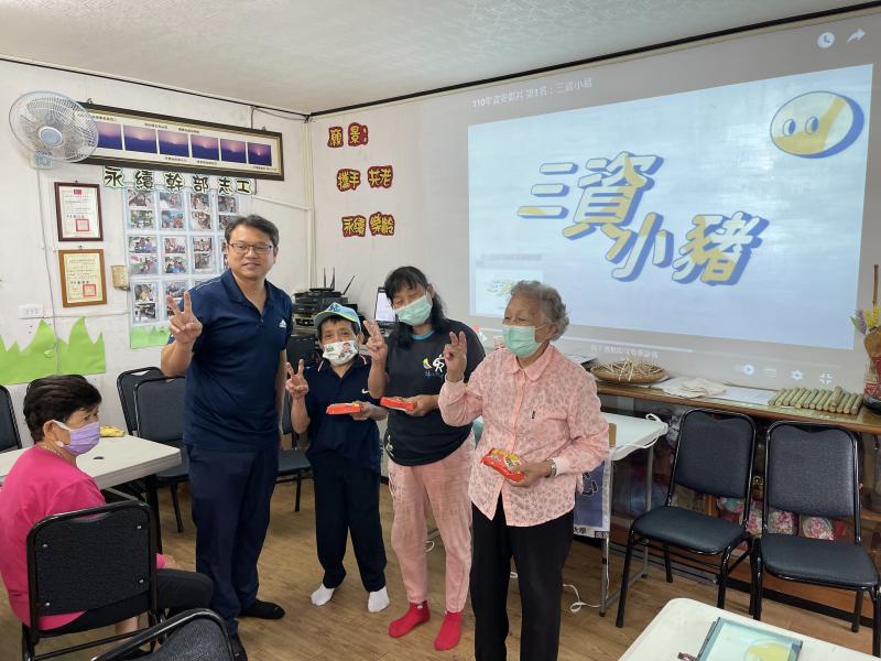 有獎徵答頒發小獎品給答對的長輩們