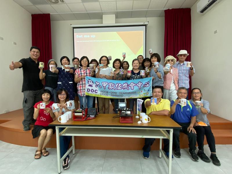 馬克杯製作完成啦！大家開心地拿著印好的馬克杯集合拍照~有人印了四個馬克杯要送給閨密；有人則是印了九個要分送家人，不管是自用還是送人，每次使用這些馬克杯的人都能感受到滿滿的喜悅，學員們也從課程中學到了數位與生活結合的樂趣。