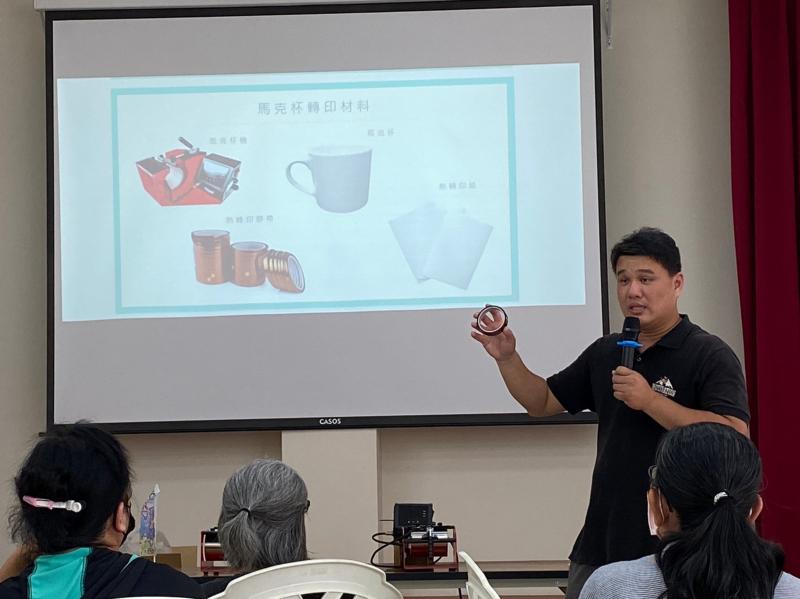 老師講解熱轉印馬克杯所需要的材料，學員們聽完之後才知道原來要製作熱轉印馬克杯使用的材料都需要特別挑選。